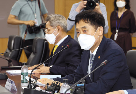 김주현 금융위원회 위원장이 21일 정부서울청사에서 열린 5대 금융지주 회장 간담회에서 발언하고 있다. 이날 간담회에는 손태승 우리금융지주 회장, 윤종규 KB금융지주 회장, 조용병 신한금융지주 회장, 함영주 하나금융지주 회장, 배부열 농협금융지주 부사장 등이 참석했다. [연합]