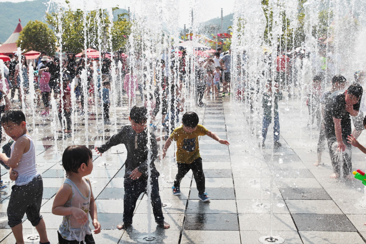 부산경남경마공원 여름철 최고 인기시설인 바닥분수 운영 보습. [한국마사회 제공]