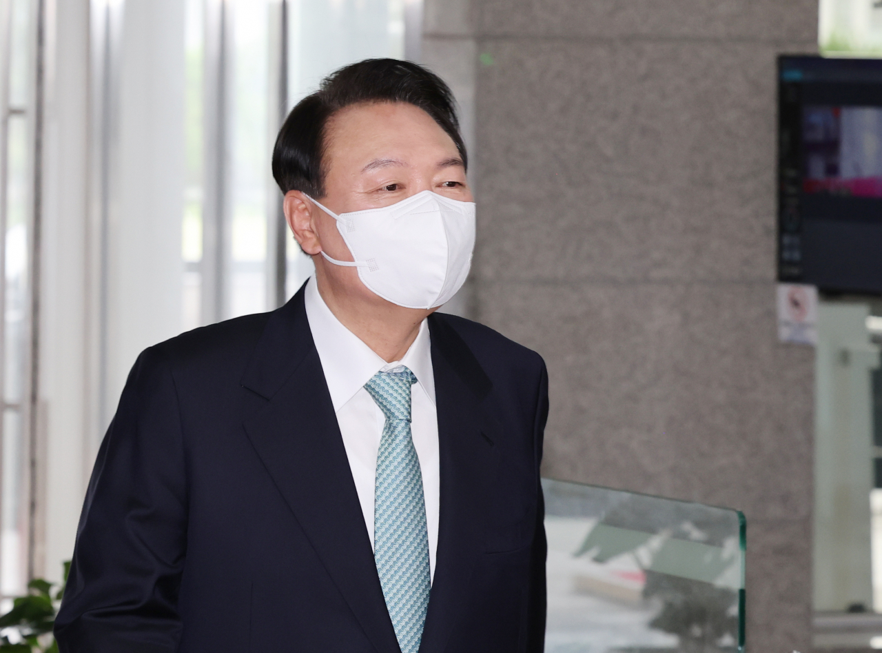 윤석열 대통령이 21일 오전 서울 용산 대통령실 청사로 출근, 기자들의 질문에 답하고 있다. [연합]