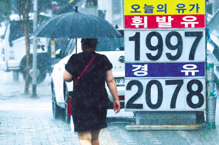 추경호 부총리 겸 기획재정부 장관은 물론 윤석열 대통령까지 나서 물가와의 전쟁을 선포하면서 기름값 잡기에 정부가 총력전을 벌이고 있다. 문제는 실효성이다. 주유소 가격 담합은 주로 ‘정보교환’을 빌미로 적발해야 하는데, 성공할 가능성이 낮다. 사진은 지난 13일 서울 시내 한 주유소 모습. [연합]