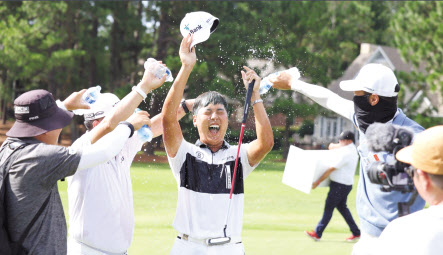 이승민이 21일 장애인 US오픈 골프대회 정상에 오른 뒤 지인들의 축하를 받으며 환호하고 있다. [USGA 제공]