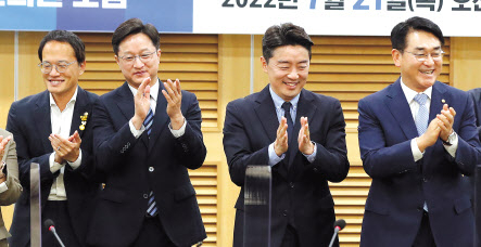 더불어민주당 당대표 후보 중 재선급인 박주민(왼쪽부터)·강병원·강훈식·박용진 의원이 21일 국회에서 열린 당내 재선의원 모임 주최 토론회에 참석했다. 임세준 기자