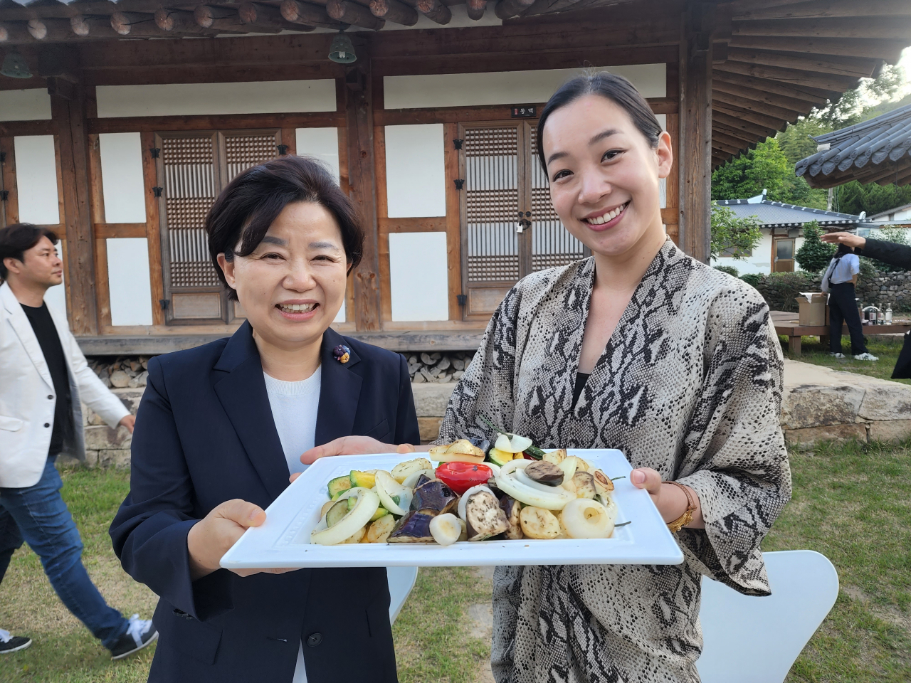신임 한국스마트관광협회 회장으로 선출된 김바다 강진문화관광재단 대표는 늘 음지에서 지역관광발전, 새로운 콘텐츠 개발, 뉴노멀-스마트 관광시스템 구축을 위해 뛰었다. 서울 출신의 미래형관광디자너이다. 강진 유미자 부군수가 최근 강진을 방문한 맛칼럼니스트 김새봄씨와 남도 여행1번지의 음식 자랑을 하는 동안, 손님 응대를 위해 이리저리 뛰고 있는 뒷편의 김바다 대표