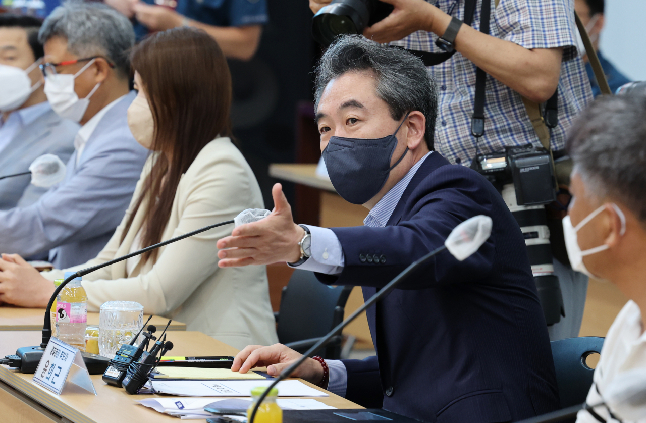 윤희근 경찰청장 후보자가 21일 서울 서대문구 경찰청에서 전국경찰직장협의회 대표단을 만나고 있다. [연합]
