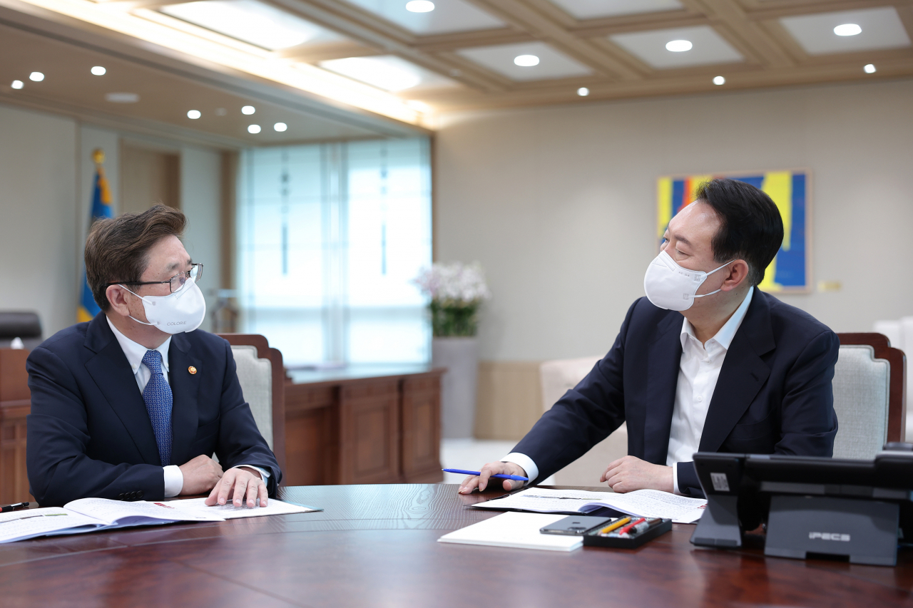 윤석열 대통령이 21일 오전 서울 용산 대통령실 청사에서 박보균 문화체육관광부 장관으로부터 부처 업무보고를 받고 있다. [연합]