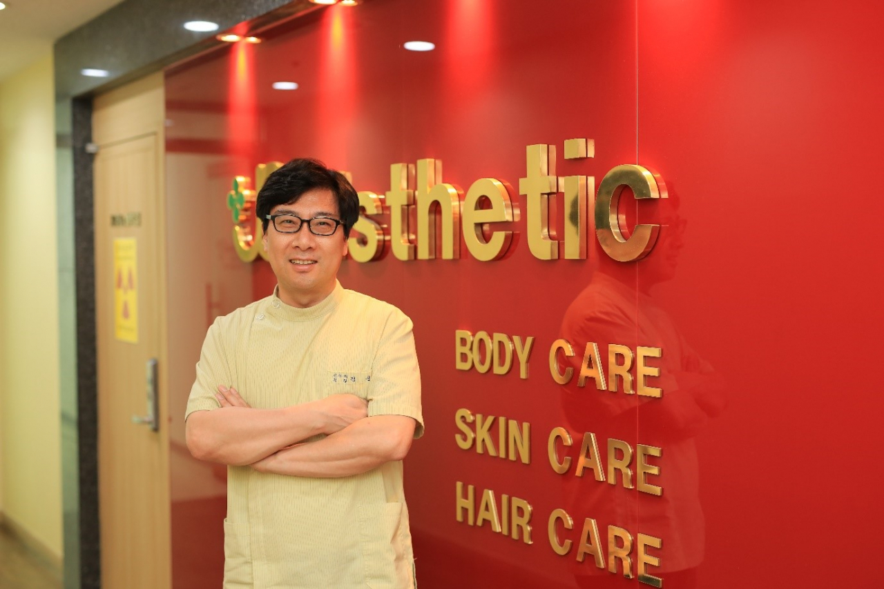 여성의 전유물처럼 여겨졌던 주름개선을 위한 리프팅 시술을 받는 남성들도 크게 늘어나고 있다. JS 정의원 정 신 원장은 “직장생활에만 집중했던 중년 남성들도 취미활동이 늘고 SNS등을 접하면서 외모에 대한 관심이 부쩍 높아졌다"고 전했다.