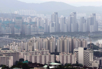서울 남산에서 바라본 아파트 단지. [연합]