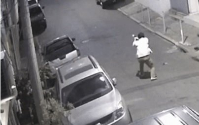 지난 18일 브라질 상파울루에 있는 한인식당에 강도들이 침입하자 이웃집 한국인 남성이 강도들을 향해 총을 겨누고 있다. [유튜브 캡처]