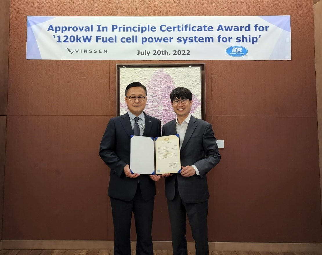 빈센은 20일 한국선급 본사에서 관계자들이 참석한 가운데 120kW 연료전지 전력시스템에 대한 AIP를 수여 받았다. 왼쪽부터 한국선급 김대헌 연구본부장, (주)빈센 이칠환 대표. [빈센 제공]