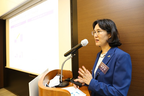 송윤정 마티카바이오 대표가 21일 경기 판교 본사에서 2030년 매출 1조원이란 비전을 밝히고 있다. [마티카 제공]