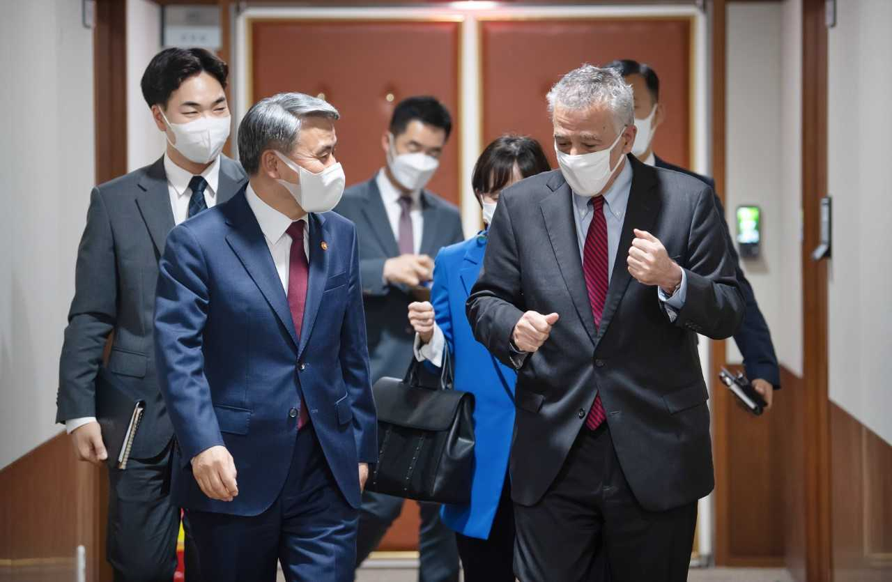이종섭 국방부장관이 21일 오후 서울 용산 국방부 청사에서 필립 골드버그 주한 미국대사와 접견을 마치고 담소를 나누며 이동 중인 모습. [국방부]