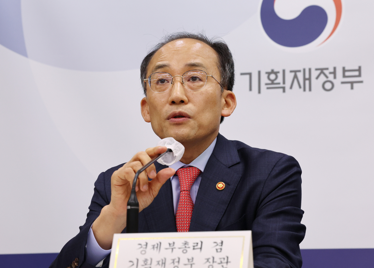 추경호 경제부총리 겸 기획재정부 장관이 지난 18일 세종시 정부세종청사에서 열린 '2022년 세제개편안' 상세브리핑에서 취재진의 질문에 답변하고 있다. [연합]