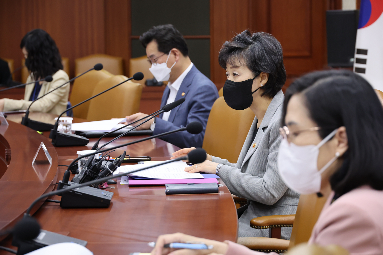 박순애 부총리 겸 교육부 장관이 21일 정부서울청사에서 제1차 사회관계장관회의를 주재하고 있다. [연합]