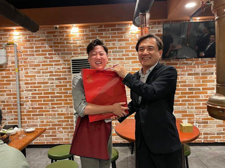국민의힘 이준석 대표가 19일 강원도 춘천을 방문해 김진태 강원도지사와 만찬 회동을 하고 있다. [연합]