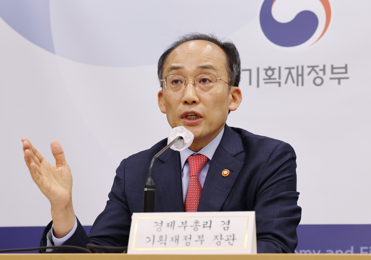 추경호 부총리 겸 기획재정부 장관이 지난 18일 정부세종청사에서 열린 '2022년 세제개편안' 상세브리핑에서 취재진의 질문에 답변하고 있다. [연합］