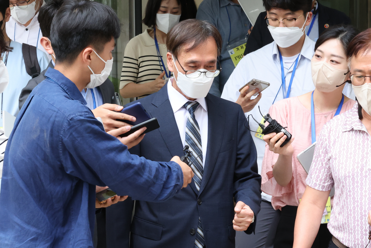 정진웅 법무연수원 연구위원(차장검사)이 21일 오후 서울 서초동 서울고등법원에서 열린 항소심 선고공판에서 무죄를 선고받은 뒤 나와 취재진의 질문을 받고 있다. [연합]