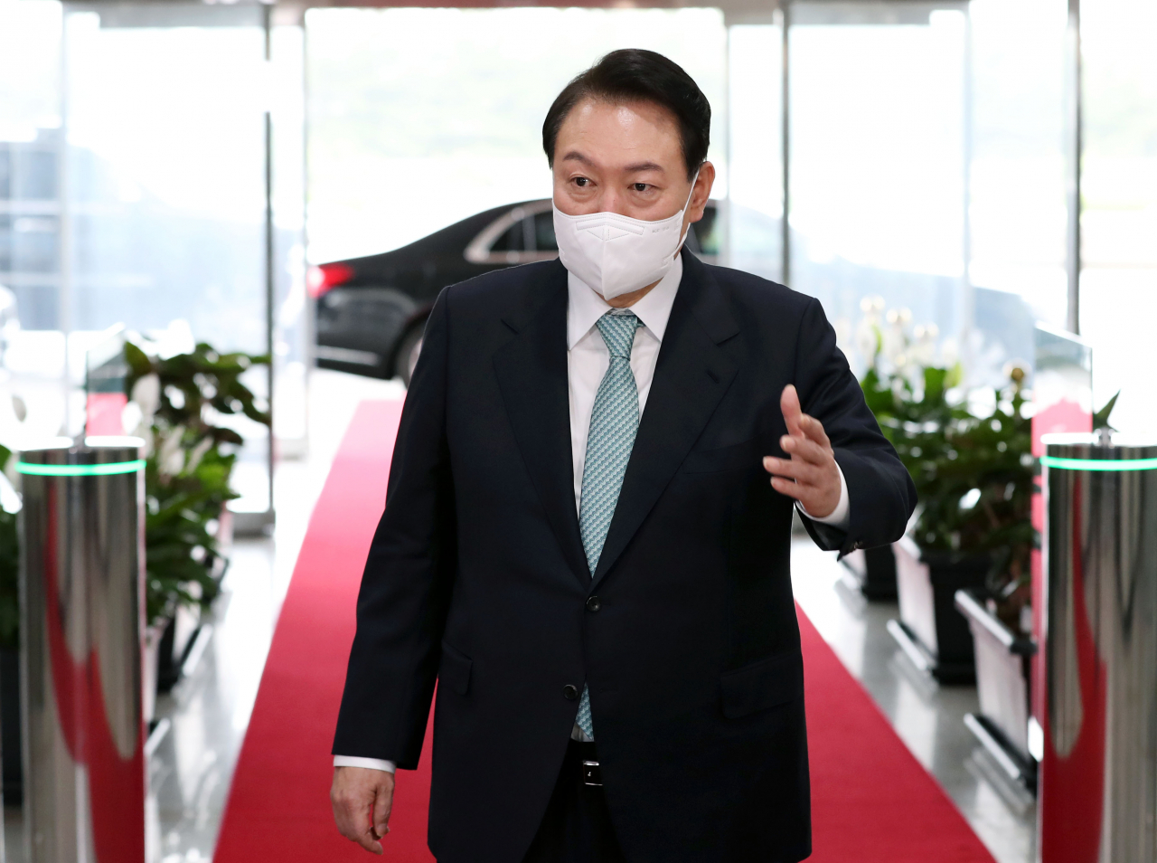윤석열 대통령이 21일 오전 서울 용산 대통령실 청사로 출근, 기자들의 질문에 답하고 있다. [연합]