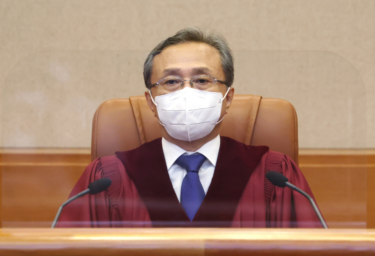 유남석 헌법재판소장이 21일 오후 서울 종로구 헌법재판소에서 열린 선고를 앞두고 자리에 앉아 있다. [연합]