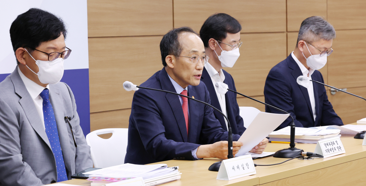 추경호 경제부총리 겸 기획재정부 장관이 지난 18일 세종시 정부세종청사에서 '2022년 세제개편안' 상세브리핑을 하고 있다. 왼쪽부터 고광효 세제실장, 추 부총리, 정정훈 조세총괄정책관, 김재신 관세정책관. 연합뉴스