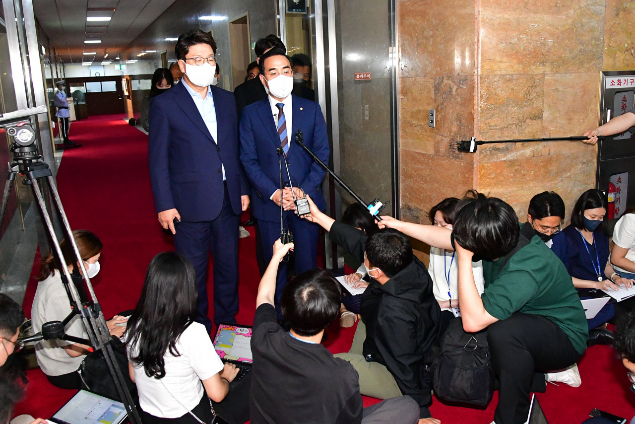 권성동 국민의힘 대표 직무대행 겸 원내대표와 박홍근 더불어민주당 원내대표가 21일 오후 서울 여의도 국회에서 국회의장 주재 여야 원내대표 회동에 참석한 뒤 의장실을 나서며 취재진의 질문을 받고 있다. 여야 원내대표는 22일 오전 다시 한번 원구성 협상에 나선다. [연합]