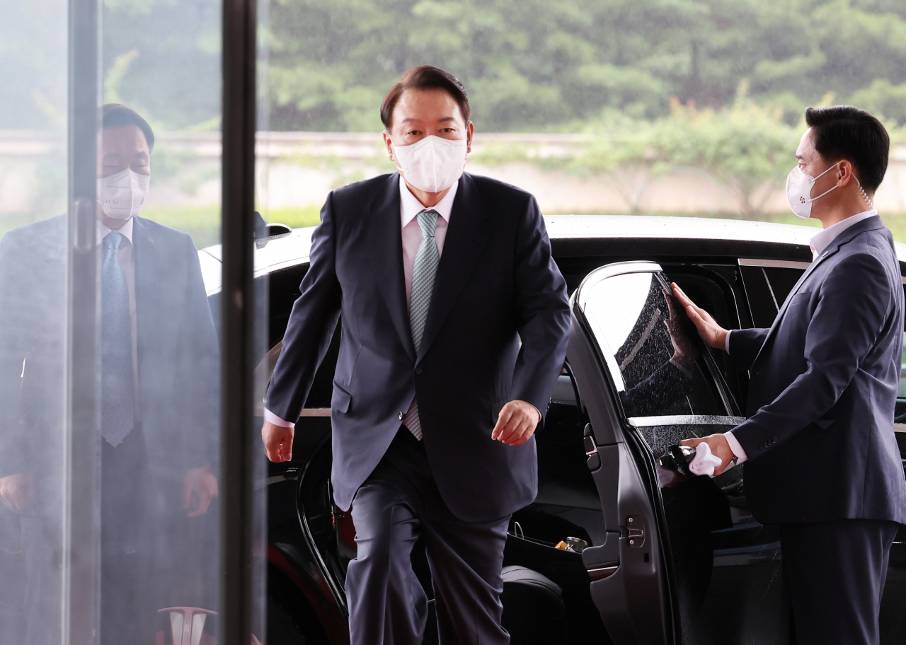 윤석열 대통령이 21일 오전 서울 용산 대통령실 청사로 출근하고 있다. [연합]
