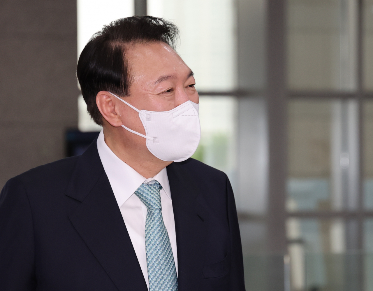 윤석열 대통령이 21일 오전 서울 용산 대통령실 청사로 출근, 기자들의 질문에 답하고 있다.[연합]