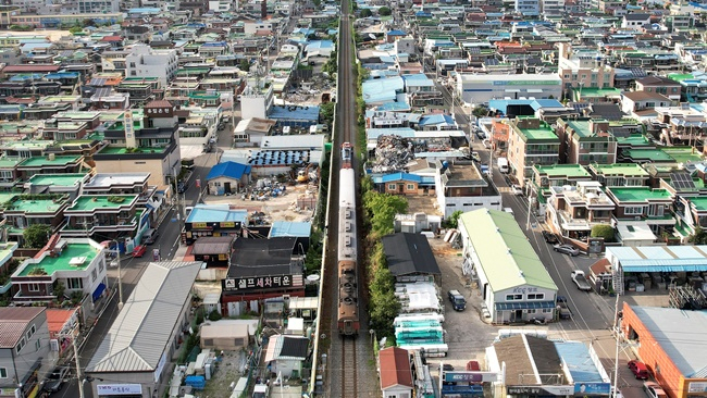 순천 원도심을 통과하는 경전선 노선 운행 열차. [순천시 제공]
