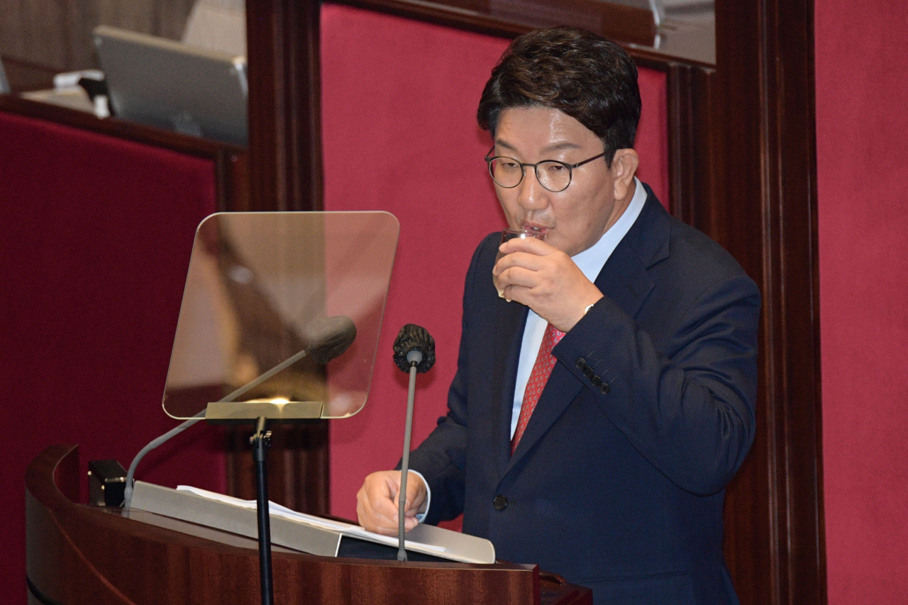 국민의힘 권성동 당 대표 직무대행 겸 원내대표가 21일 오전 서울 여의도 국회 본회의장에서 교섭단체 대표연설을 하며 물을 마시고 있다. [연합]