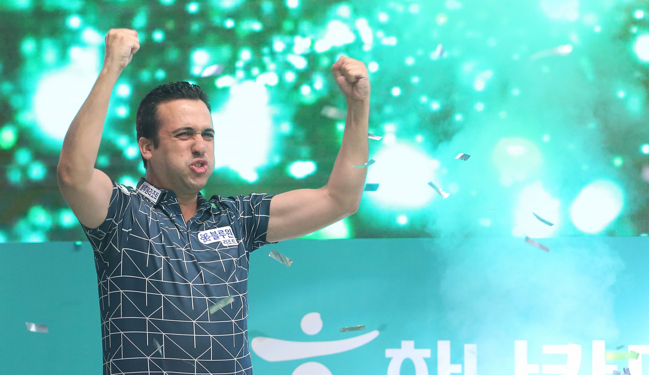 사파타가 포효하는 듯한 우승 세리머니를 하고 있다. [PBA 제공]