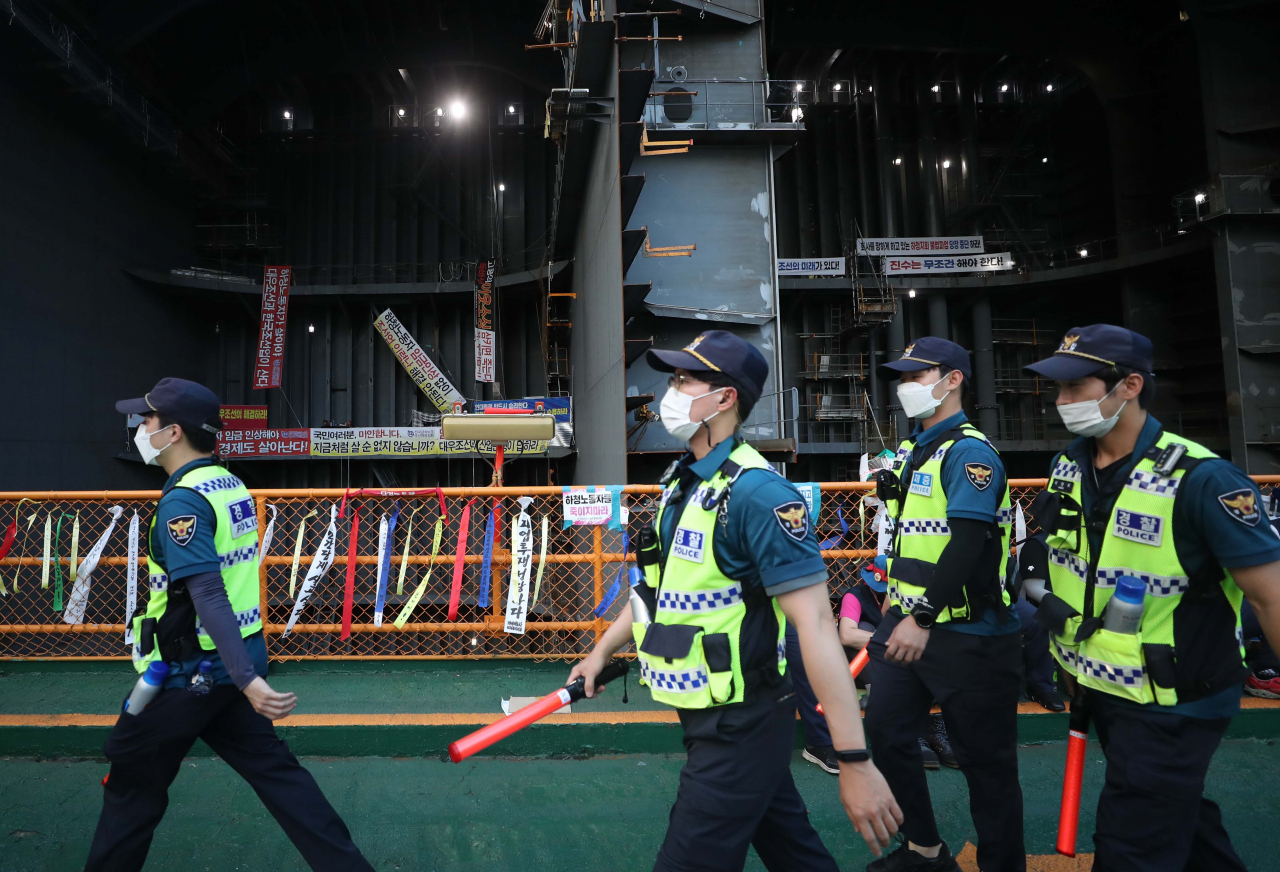 대우조선해양 파업 50일째인 21일 오후 경남 거제시 아주동 대우조선해양 옥포조선소 내 하청지회가 농성 중인 현장 주변으로 경찰이 이동하고 있다. [연합]