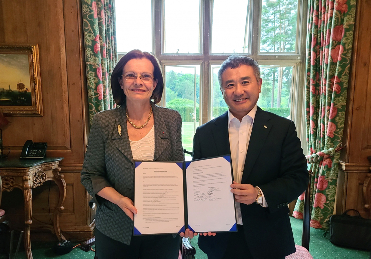 권병현(오른쪽) LIG넥스원 부문장과 파스칼 수리세 탈레스 수석부회장이 영국 런던에서 열린 판보로 에어쇼에서 항공 정비(MRO) 및 성능개선 분야 업무 협약을 체결한 후 기념사진을 촬영하고 있다. [LIG넥스원 제공]