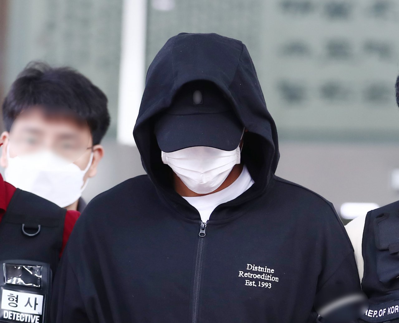 인하대 캠퍼스 내에서 또래 여학생을 성폭행한 뒤 건물에서 추락해 숨지게 한 혐의를 받는 1학년 남학생 A(20)씨가 22일 오전 인천시 미추홀구 미추홀경찰서에서 나와 검찰로 송치되고 있다. [연합]
