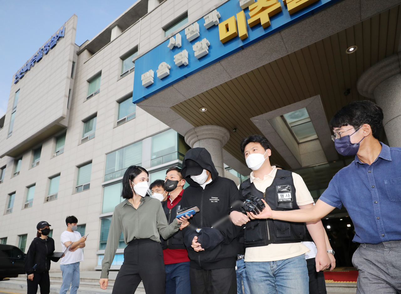 인하대 캠퍼스 내에서 또래 여학생을 성폭행한 뒤 건물에서 추락해 숨지게 한 혐의를 받는 1학년 남학생 A(20)씨가 22일 오전 인천시 미추홀구 미추홀경찰서에서 나와 검찰로 송치되고 있다. [연합]