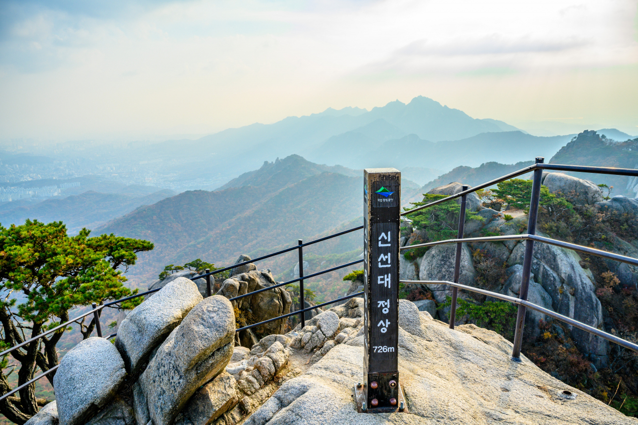 도봉산 신선대 정상에서 바라본 북한산의 능선 [서울관광재단 제공]