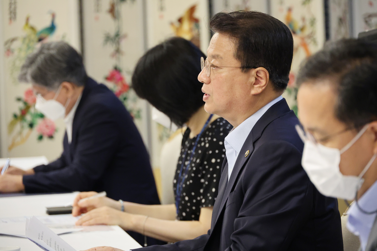 방기선 기획재정부 1차관이 22일 정부서울청사에서 열린 비상경제차관회의를 주재하고 있다. 그는 “하청노사 간 이견이 상당 부분 좁혀진 만큼 오늘은 반드시 협상이 타결돼 불법점거 사태가 마무리되길 기대한다”며 “노사 자율을 통한 대화와 타협 노력은 적극 지원하되 불법행위에 대해서는 법과 원칙에 따라 엄정 대응할 것”이라고 강조했다. [연합]