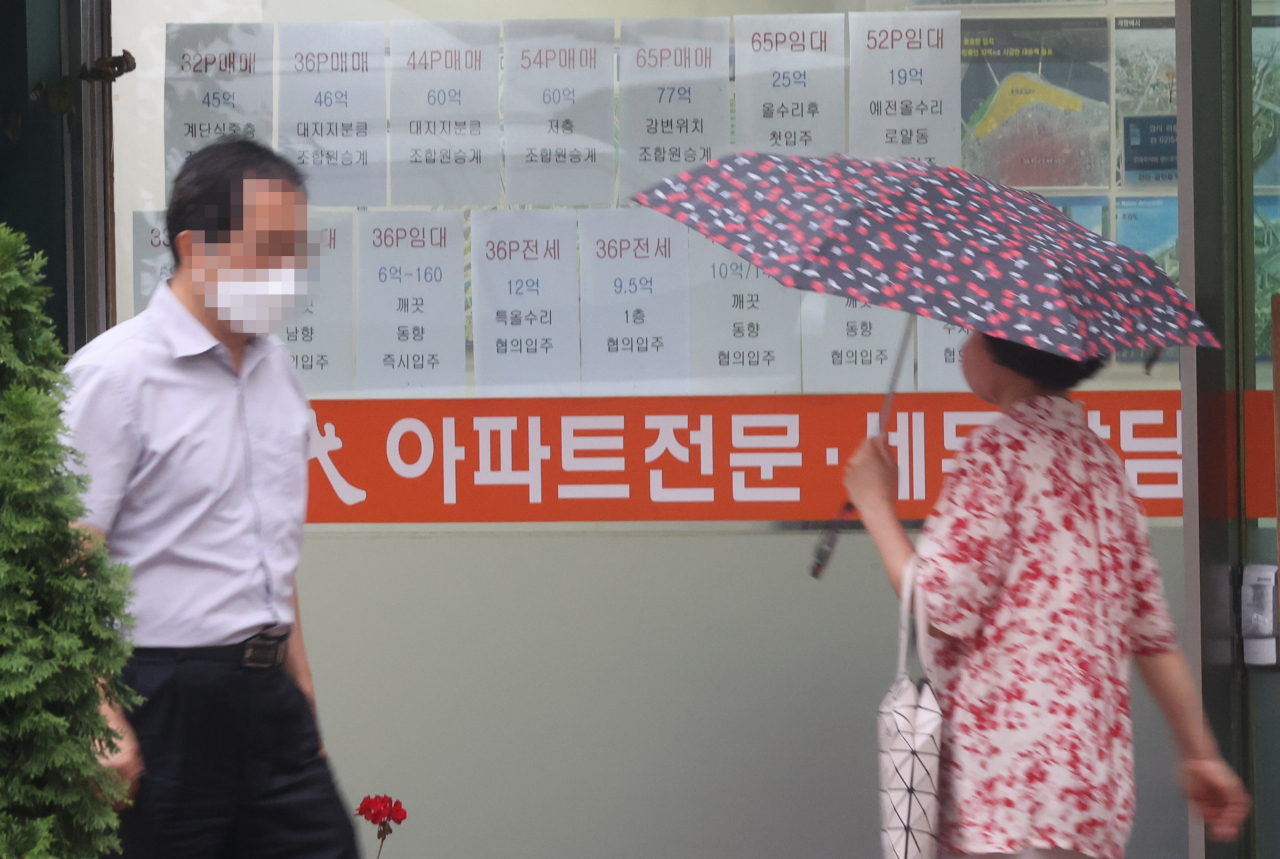 서울 강남구의 한 부동산중개업소 앞을 주민이 지나가고 있다. [연합]