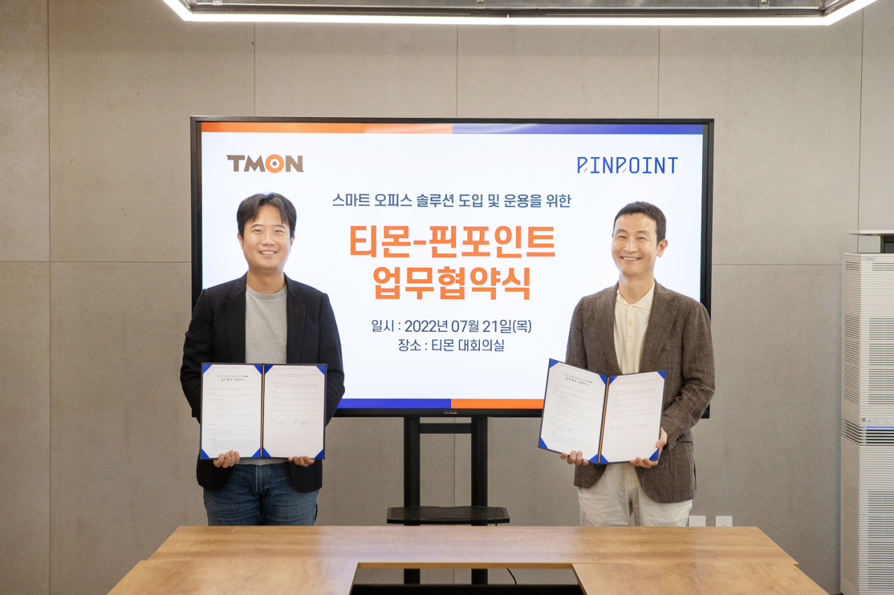 티몬 장윤석 대표(좌측)와 핀포인트 안진혁 대표(우측)가 업무협약 체결 후 포즈를 취하고 있다.[티몬 제공]
