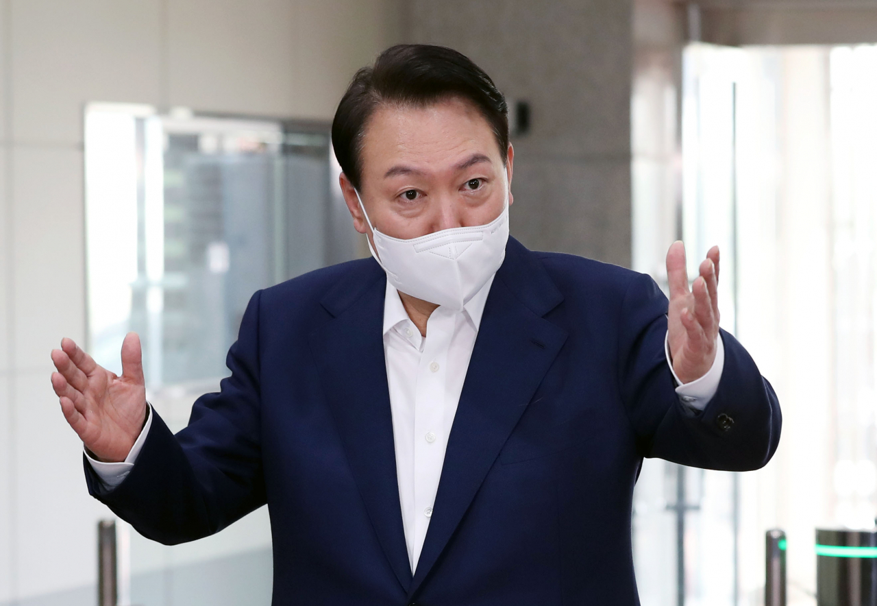 윤석열 대통령이 22일 오전 서울 용산구 대통령실 청사로 출근하며 취재진의 질문에 답하고 있다. [연합]