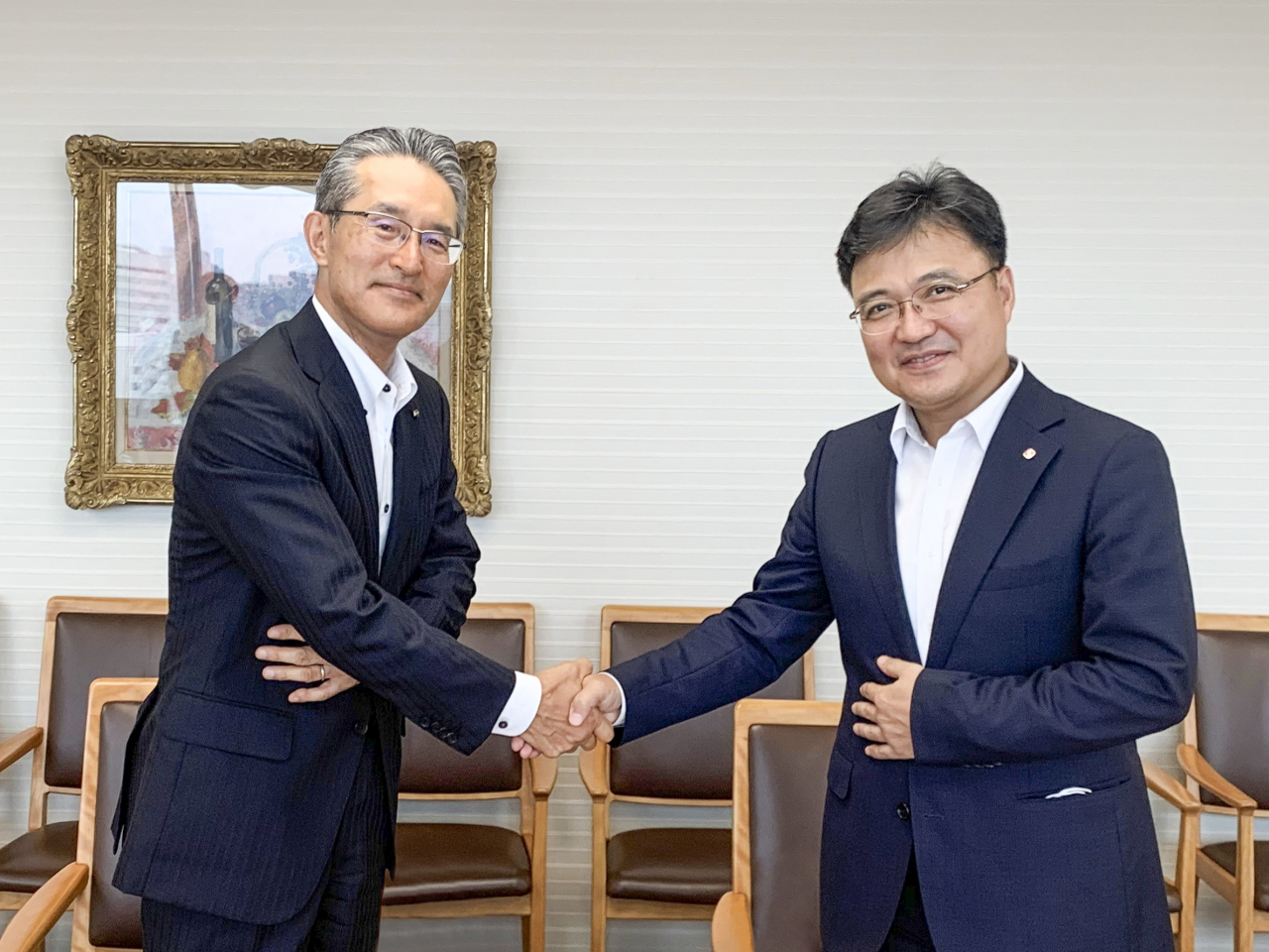 21일 일본 도쿄 이토추 상사 본사에서 황진구(오른쪽) 롯데케미칼 수소에너지사업단장과 다나카 마사야 이토추상사 에너지화학품컴퍼니 총괄대표가 ‘수소・암모니아 사업을 위한 포괄적 협력 MOU’을 체결하고 기념촬영을 하고 있다. [롯데케미칼 제공]