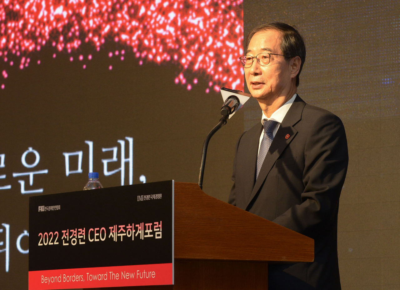 한덕수 국무총리가 제주 롯데호텔에서 열린 2022 전국경제인연합회 CEO 하계포럼에서 개회사를 하고 있다. [전경련 제공]