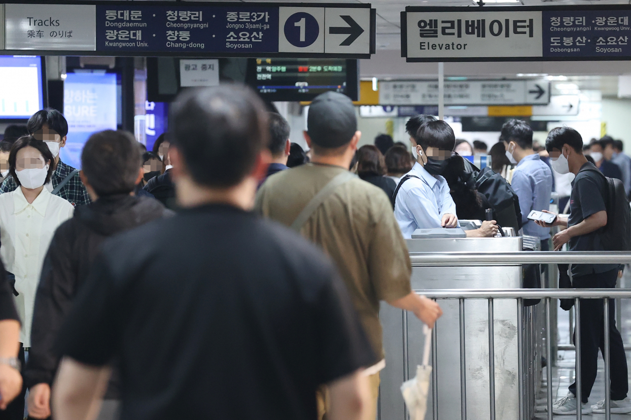지난달 30일 오후 서울 지하철 1호선 종각역에서 시민들이 승강장으로 이동하고 있다(사진은 기사 내용과 무관함). [연합]