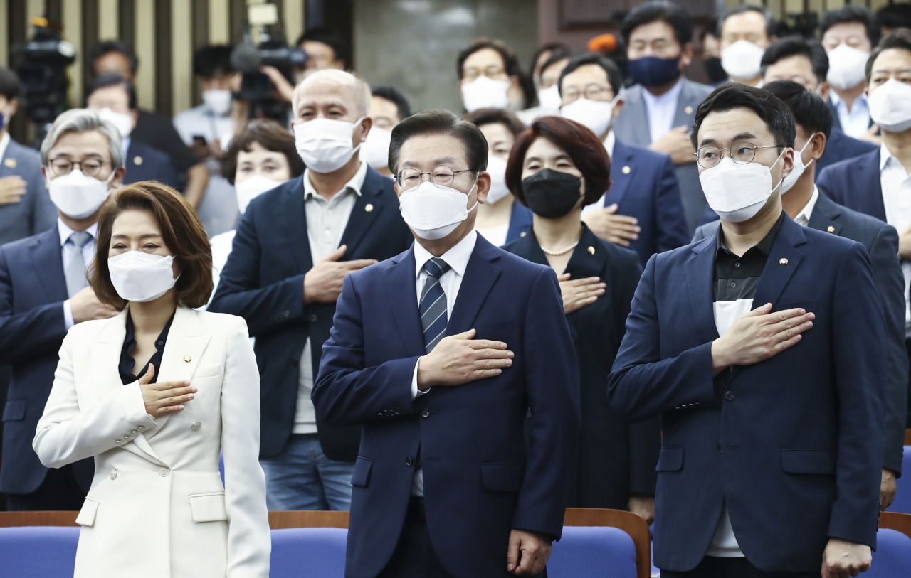 더불어민주당 이재명 의원이 19일 오후 서울 여의도 국회에서 열린 의원총회에서 국민의례를 하고 있다. [연합]