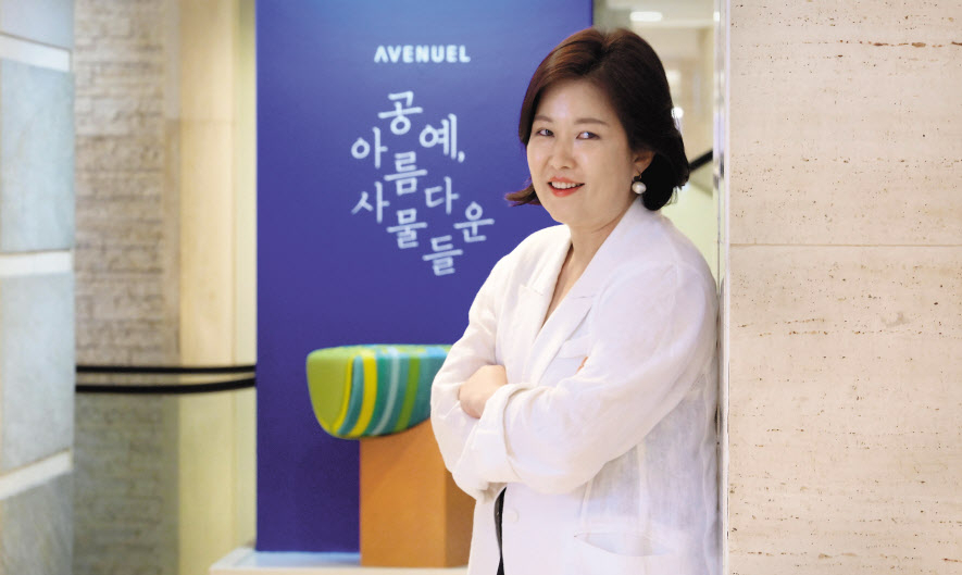 김영애 롯데백화점 아트콘텐츠 실장(상무)은 이안아트컨설팅 대표에서 지난해 8월 백화점 임원으로 변신했다. 보다 대중적인 접점에서 라이프스타일 선도에 앞장서고 있는 김 실장은 ‘롯데아트페어 2022 부산’ 등을 성공적으로 이끌었으며, 글로벌 프로젝트도 기획중이다. 김 실장이 롯데백화점 본점에 전시된 공예 작품 앞에서 포즈를 취하고 있다. 이상섭 기자