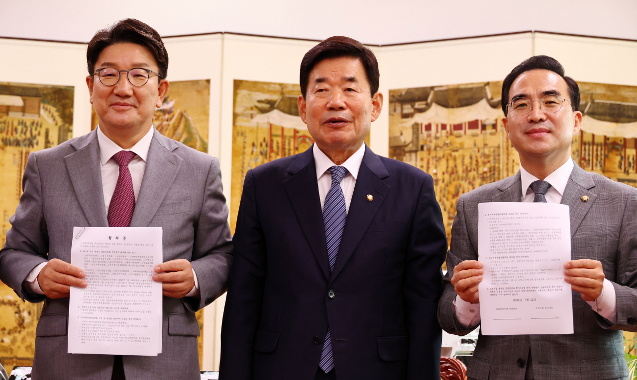 국민의힘 권성동 당대표 직무대행 겸 원내대표, 김진표 국회의장, 더불어민주당 박홍근 원내대표가 22일 오전 서울 여의도 국회의장실에서 김진표 국회의장 주재 열린 여야 원내대표 회동에서 원구성 합의문을 들고 기념촬영을 하고 있다. [연합]
