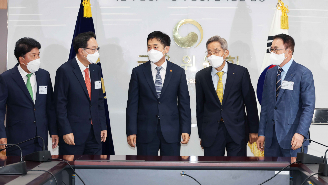 21일 정부서울청사에서 열린 5대 금융지주 회장 간담회에 김주현 금융위원회 위원장과 손태승 우리금융지주 회장, 윤종규 KB금융지주 회장, 조용병 신한금융지주 회장, 함영주 하나금융지주 회장, 배부열 농협금융지주 부사장이 참석했다. 연합뉴스