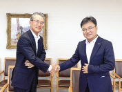 황진구(오른쪽) 롯데케미칼 수소에너지사업단장과 다나카 마사야 이토추상사 에너지화학품컴퍼니 총괄대표.