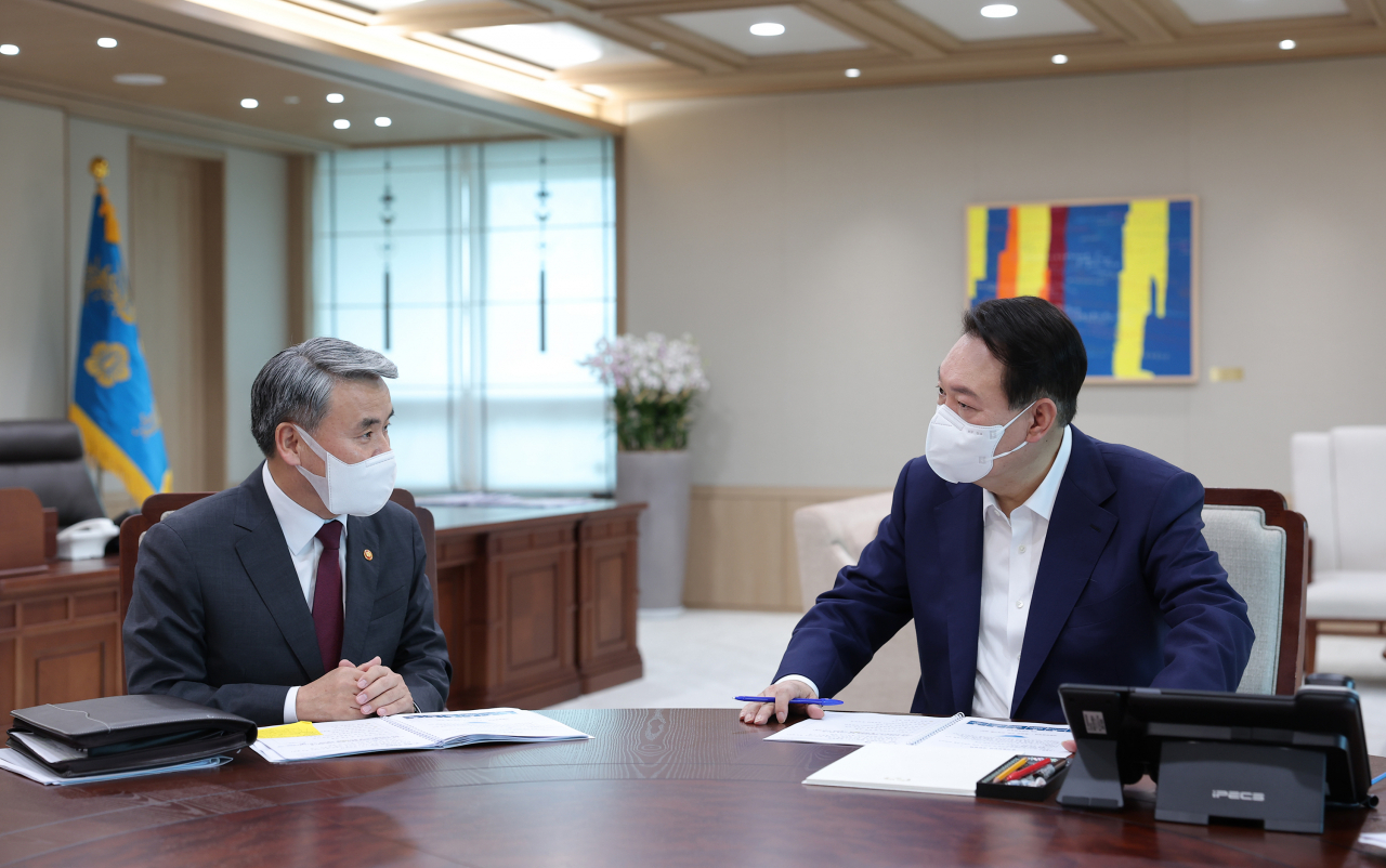 윤석열 대통령은 22일 오전 서울 용산 대통령실 청사에서 이종섭 국방부 장관으로부터 국방부 업무보고를 받은 자리에서 “북핵 위협 대응을 위해 미사일방어체계를 촘촘하고 효율적으로 구성하는데 만전을 기해달라”고 당부했다. [연합]