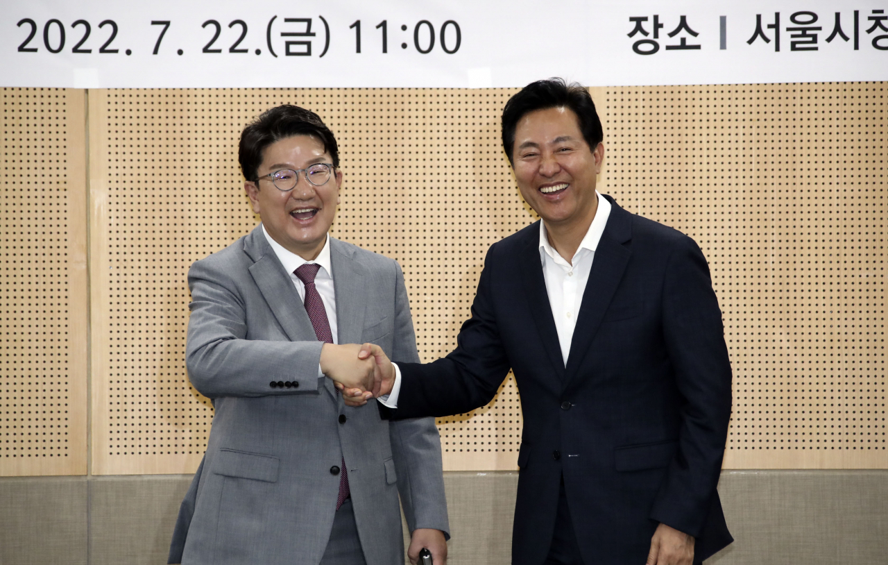 권성동 국민의힘 당대표 직무대행 겸 원내대표와 오세훈 서울시장이 22일 오전 서울 중구 서울시청에서 열린 국민의힘-서울시 예산정책협의회에서 인사하고 있다. [연합]