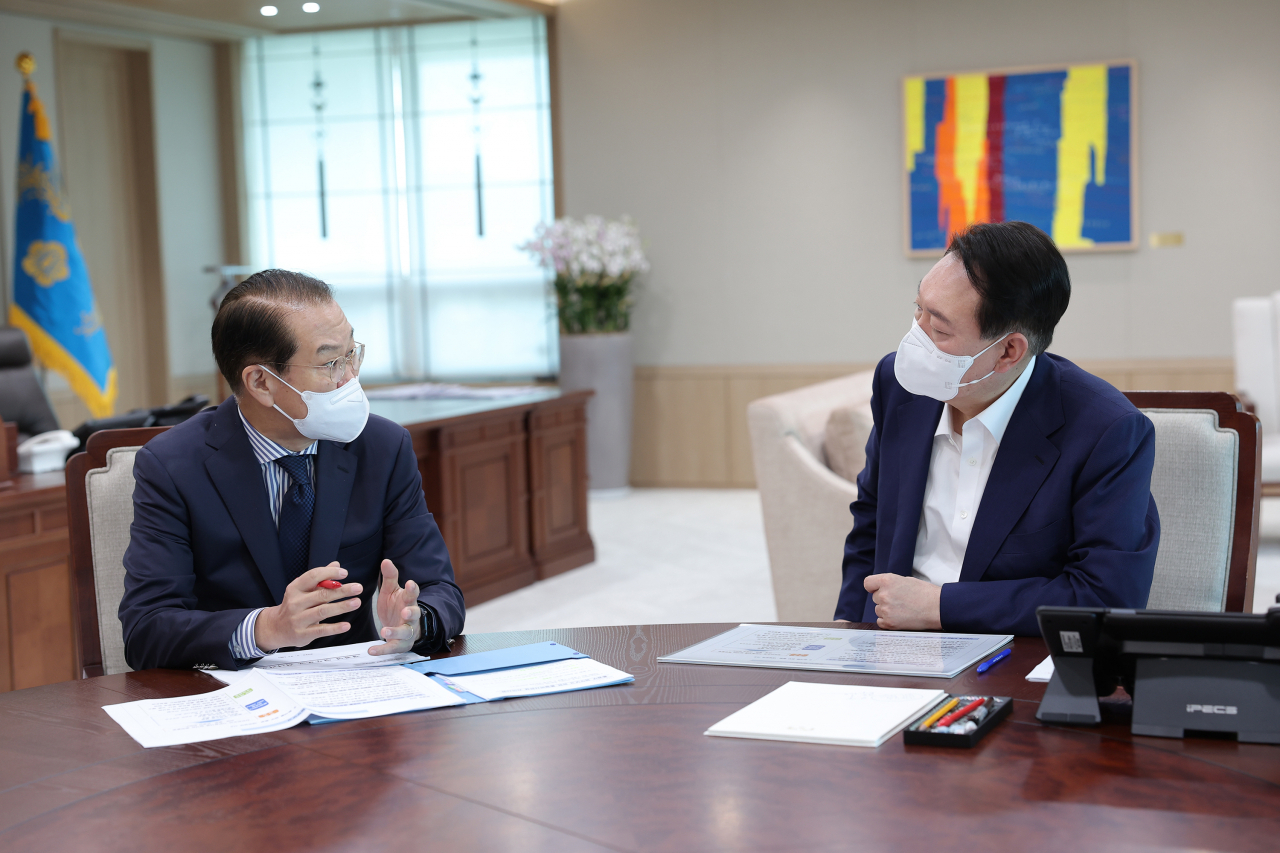 윤석열 대통령이 22일 서울 용산 대통령실 청사에서 권영세 통일부 장관으로부터 부처 업무보고를 받고 있다. [연합]