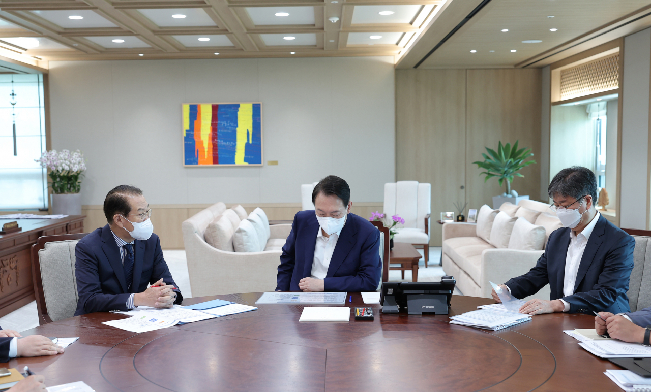 윤석열 대통령이 22일 서울 용산 대통령실 청사에서 권영세 통일부 장관으로부터 부처 업무보고를 받고 있다. [연합]